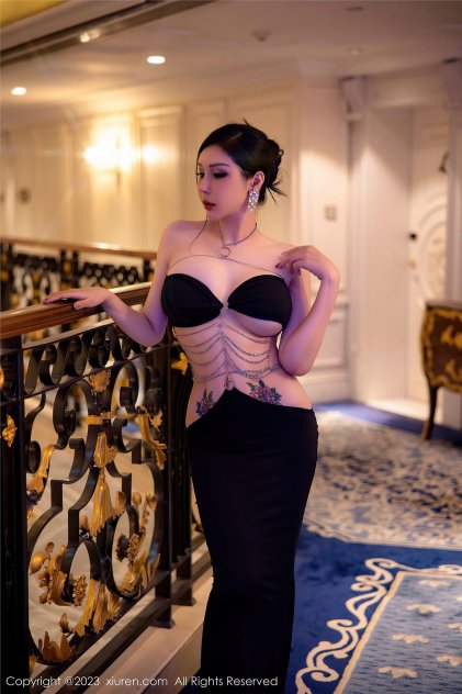 久久亚洲青色海报