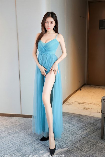 穿粉色外套的日本美少女高清人体艺术海报